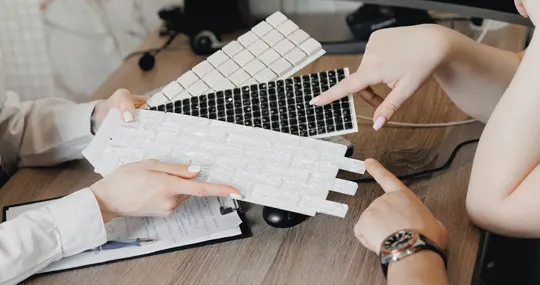 Beratung über Fliesen beim  Badneubau