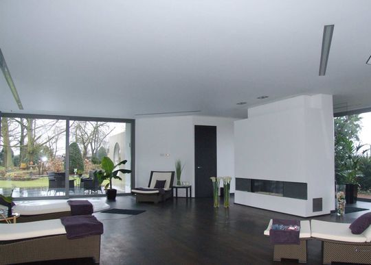 Schönes Wohnzimmer mit einer dezenten Klimadecke