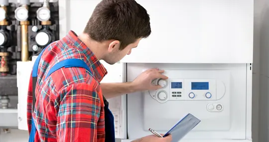 Monteur führt eine Wartung  an einer Gasheizung durch