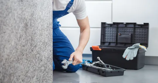 Monteur beseitigt einen Rohrschaden