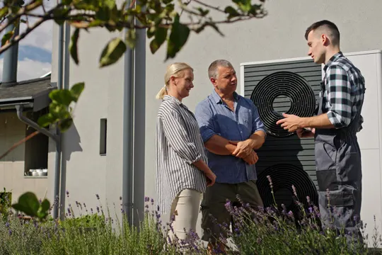 Techniker berät eine Paar über Funktionen der Wärmepumpe