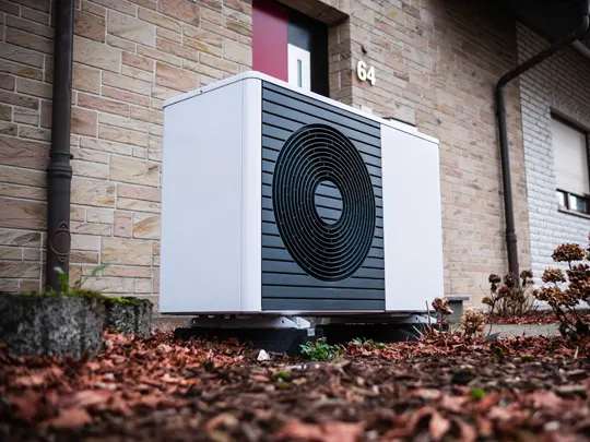 Wärmepumpe vor einem Einfamilienhaus